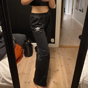 Adidas byxor - As balla adidas byxor som tycärr aldrig kommit till användning. Köpta på humana secondhand i malmö. Dem är mer åt det lågmidjade hållet men har snörning på innre del av midja och därför kan justeras helt till storlek eller om man vill ha hög eller lågmidjat. Jag är 1.73cm lång. Köparen står för frakt! 🖤🖤🖤🖤
