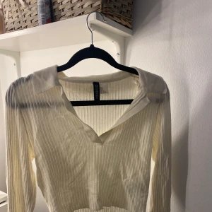Ribbad tröja  - Vit ribbad tröja med krage, lite croppad från H&M. Helt oanvänd. Storlek S. Pris: 90kr plus frakt 45kr❤️❤️