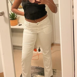 Vita lågmidjade byxor  - Så sköna vita lågmidjade byxor från closed. Köpta second hand men bara använda av mig ca 2 gånger! 💓 De är storlek 29 och passar nån med storlek 38 bra!