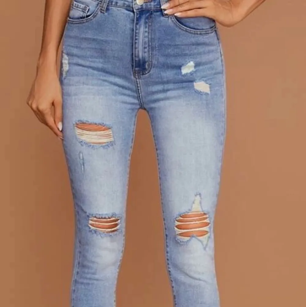 Säljer dessa jeans pga för stor för mig har aldrig använt är i väldigt god skick pris kan diskuteras vid snabbaffär. Hör av er vid intresse☺️. Jeans & Byxor.