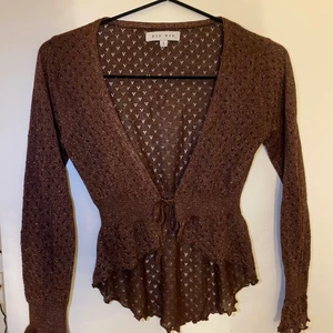 Glittrig brun kofta💖 - Supersöt kofta i tunt material, pecanbrun färg med guldigt glitter. Köpte secondhand på Arkivet för nått år sen men kom aldrig till användning💖  Gammal bikbok modell, inga fläckar/hål så den är i fint skick!! Köpte den för 300kr, buda från 100kr eller köp den direkt för 200💞💞  Skriv om ni har några frågor🤩 (möts upp i Stockholm) 