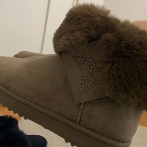 boots - Lägger upp igen pga oseriösa bud. Superfina och sköna men tyvärr aldrig kommit till användning! Storlek 38 men passar en 39 lika bra, säljer samma i marinblå❤️ (köparen står för frakt)