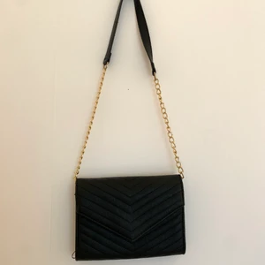 Axelremsväska  - Super fin axelremsväska väska! Minns ej vart den är ifrån men inte så använd så bra skick, ej några defekter! Två fack inuti och ett litet med dragkedja✨ 50kr + 30kr för frakten!! Säljer direkt inga bud!! Kolla gärna in min sida då jag säljer massvis billigt just nu pga rensning!🛍🛍