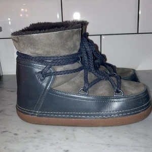 Inuikii skor - Säljer mina varma och as sköna inuikii skor. Dem är av den större modellen i mörk blå/grå färg. Säljer då jag vill köpa ett par i den mindre modellen. Tar inte bud under 1000☺️