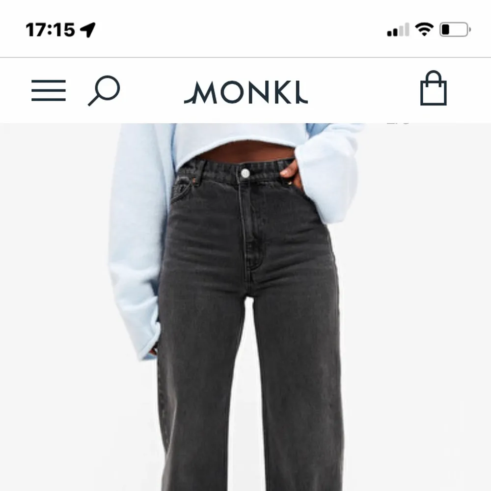 Ett par gråa monki jeans. Dem sitter jätte bra men haft dem ett tag men det är inget som märks men dem har blivit lite korta för mig. kontakta mig om ni vill ha bilder med byxorna på. Köpta för 400kr. Jeans & Byxor.