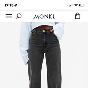 Ett par gråa monki jeans. Dem sitter jätte bra men haft dem ett tag men det är inget som märks men dem har blivit lite korta för mig. kontakta mig om ni vill ha bilder med byxorna på. Köpta för 400kr