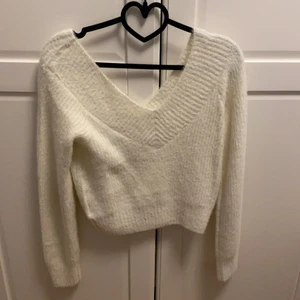 Stickad v-neck  - Väldigt mjuk och fin vit v-neck som passar till allt!💕💕