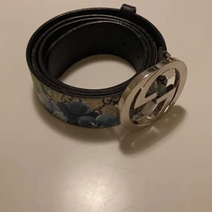 Gucci Blooms belt  - 100cm , utmärkt skick, kvitto finns💸 priset kan diskuteras👊🏼 Riktigt ovanligt bälte! Frakt står köpare för.byte mot LV belt är intressant. Säljer pga för stort!