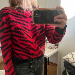 Stickad zebrarandig tröja  - Säljer denna stickade tröja från na-kd i fin cerise. 💕