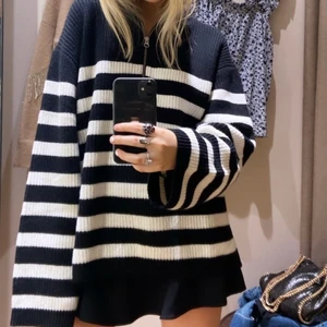 &Otherstories tröja - Säljer denna superfina tröja från &otherstories! Nästan aldrig använd i superbra skick!💘💟