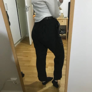 Svarta linnebyxor - Svarta linnebyxor i fint skick från Elena Miro. Storlek 46 och därför lite stora på mig som syns på bilden. Om du köper någonting i min shop för över 50kr så får du något för 20kr på köpet (det finns en hel del att välja bland).