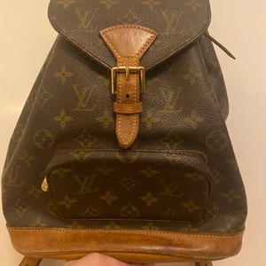 Louis Vuitton ryggsäck - Säljer min ryggsäck i modell Montsouris MM från Louis Vuitton. Jag älskar den men har på senaste tiden inte använt den så mycket. Den förtjänar nu ett nytt hem. Lite slitage på undersidan men annars i fint begagnat skick! 