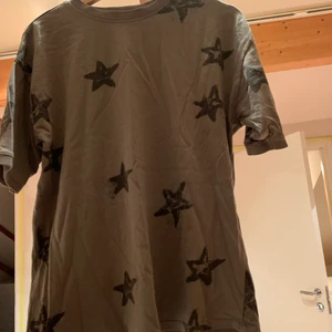 Zara t-shirts  - Intressekoll på min as coola tröja!, den är slutsåld på zara. hör av er för mer information och skriv privat hur mycket ni vill köpa den för🤍🤍(Endast testad)