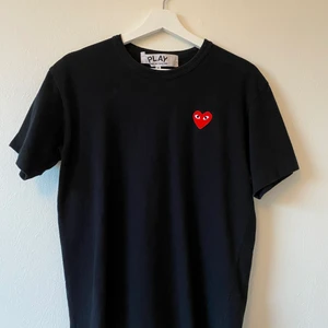 CDG T-Shirt  - CDG T-Shirt ”red heart”. Storlek M, passar S.