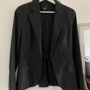 Kostym - Kostym i jätte fint skicket! Byxorna är vida (se bild 3) 🤍 Storlek S i båda  från Zara 🤍 Pris st, säljer både kavaj och byxa