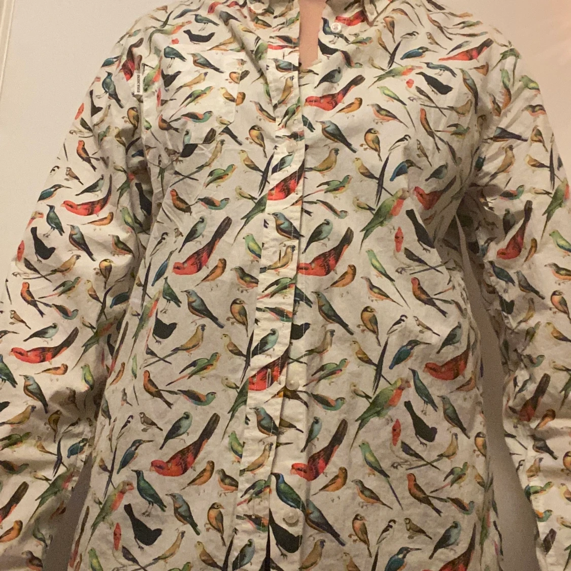 Skjorta med fågelmotiv