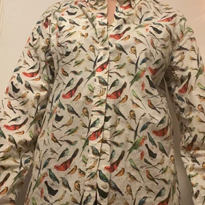 Skjorta med fågelmotiv - Fåglar på en skjorta? Kan det bli bättre?! Nej tror knappa det. Denna tröja kommer från dedicated, 100% bomull från fairtrade certifikat 