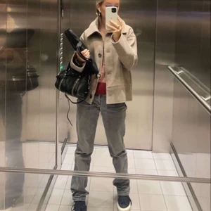 Brun kort kappa - Säljer den populära kappan från Kappahl som inte går att köpa längre. 🥰 I storlek L men passar mig snyggt som bär M/S i jackor. Frakten kostar 66kr och är spårbar.