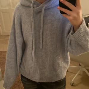 Tjocktröja  - Varm och skön tjocktröja i fin blå färg!! Tröjan är i bra skick, storlek: xs men passar upp till m