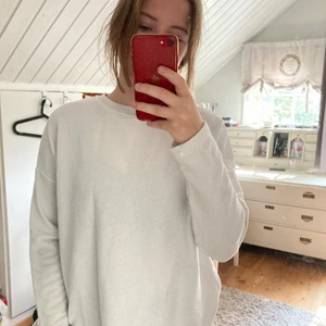 Pull and bear - En vid tröja från pull n bear i storlek S