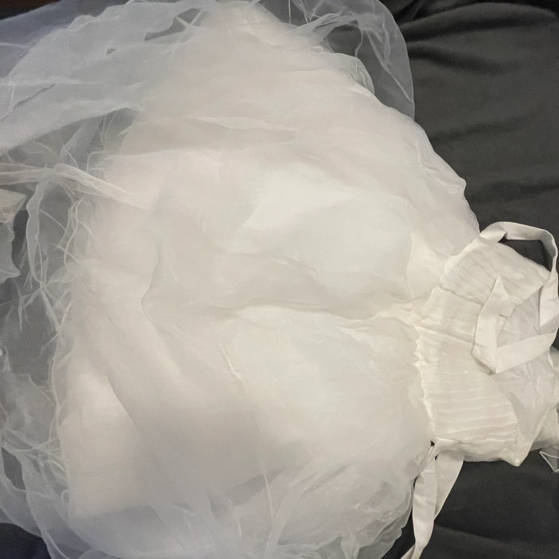 Vit barnklänning med släp.  - 91