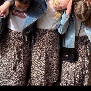 Leopard kjol - Super fin somrig kjol i ny skick. 