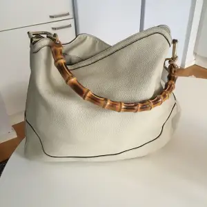 Gucci handväska i benvit färg. Väskan är äkta och i toppskick utan synliga defekt .