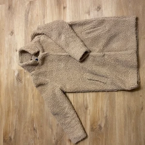 Only teddy jacka/kappa - s  - Fin beige teddy kappa/längre jacka stl s till salu från Only för 250 kr + frakt. Jackan är i fint och sparsamt skick, och kommer självklart tvättas innan. Perfekt nu när det har blivit kallare ute med en varm jacka till höst, vår och vinter. Köp dirket för 250 kr + frakt / bud om det är flera intresserade. Kontakta mig för mer info. Först till kvarn som gäller! 