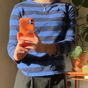 Blå randig tröja - Blå randig tröja som är köpt second hand. Den har tre små hål på framsidan vid halsen. Synd inte särskilt mycket när man använder den.