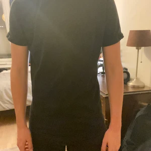 Svart t-shirt från Urban Classic - Svart T-shirt i storlek M lång i modellen, jag är 186.