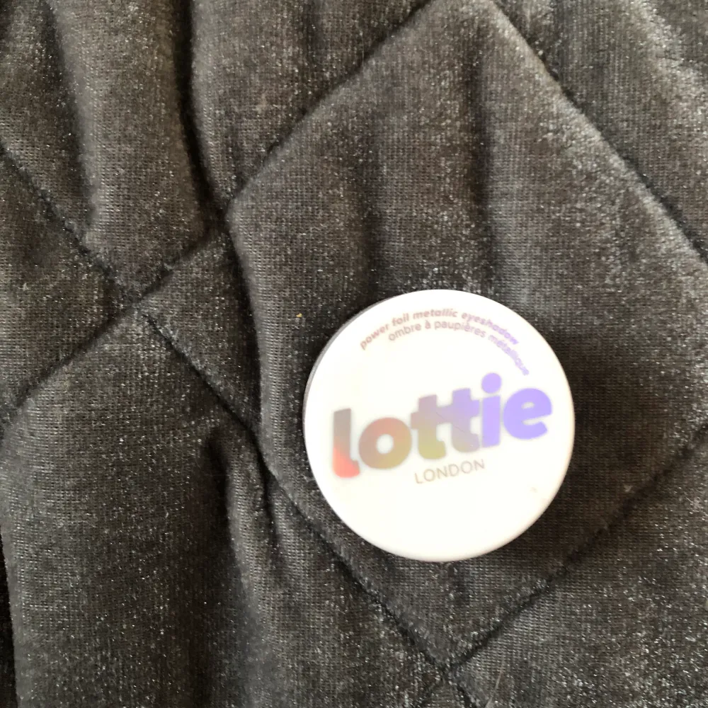 Ögonskugga från ” lottie ” ! Helt oanvänd!. Skönhet.