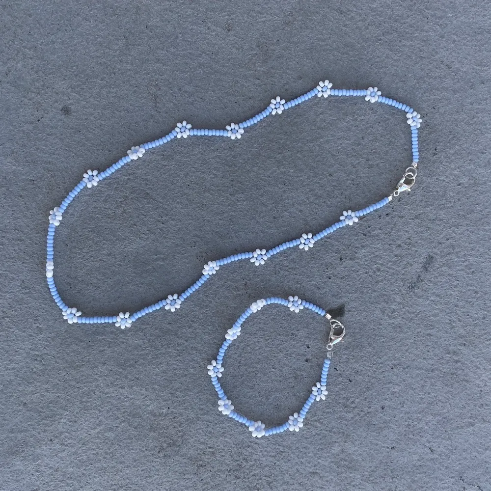 Fina matchande pärlhalsband och pärlarmband 💙 gjorda av elastisk tråd. 80kr/150kr inkl frak. Accessoarer.