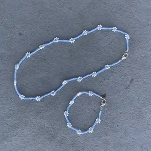 Fina matchande pärlhalsband och pärlarmband 💙 gjorda av elastisk tråd. 80kr/150kr inkl frak
