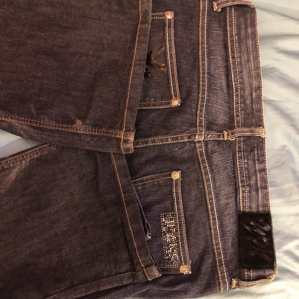 Fett coola low waisted jeans i jätte bra styck säljer för att dom inte har kommit till andvänding (köpare står för frakt/skriv för mer info) 💕💕👖 . Jeans & Byxor.