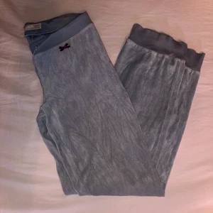 Mjukisbyxor  - Mjukisbyxor från oddmolly. Storlek 2 = M. Mint blåa.