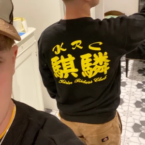 Vintage sweatshirt med kinesiskt tryck - Säljer denna riktigt snygga vintage tröja med kinesiskt tryck 🇨🇳. Den passar både small och medium. Skick: 5/5. Priset kan diskuteras privat!