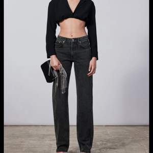 Säljer mina jätte fina jeans från Zara. Populära modellen The mid waist straight. NYPRIS 400 💓