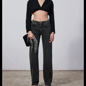ZARA JEANS - Säljer mina jätte fina jeans från Zara. Populära modellen The mid waist straight. NYPRIS 400 💓