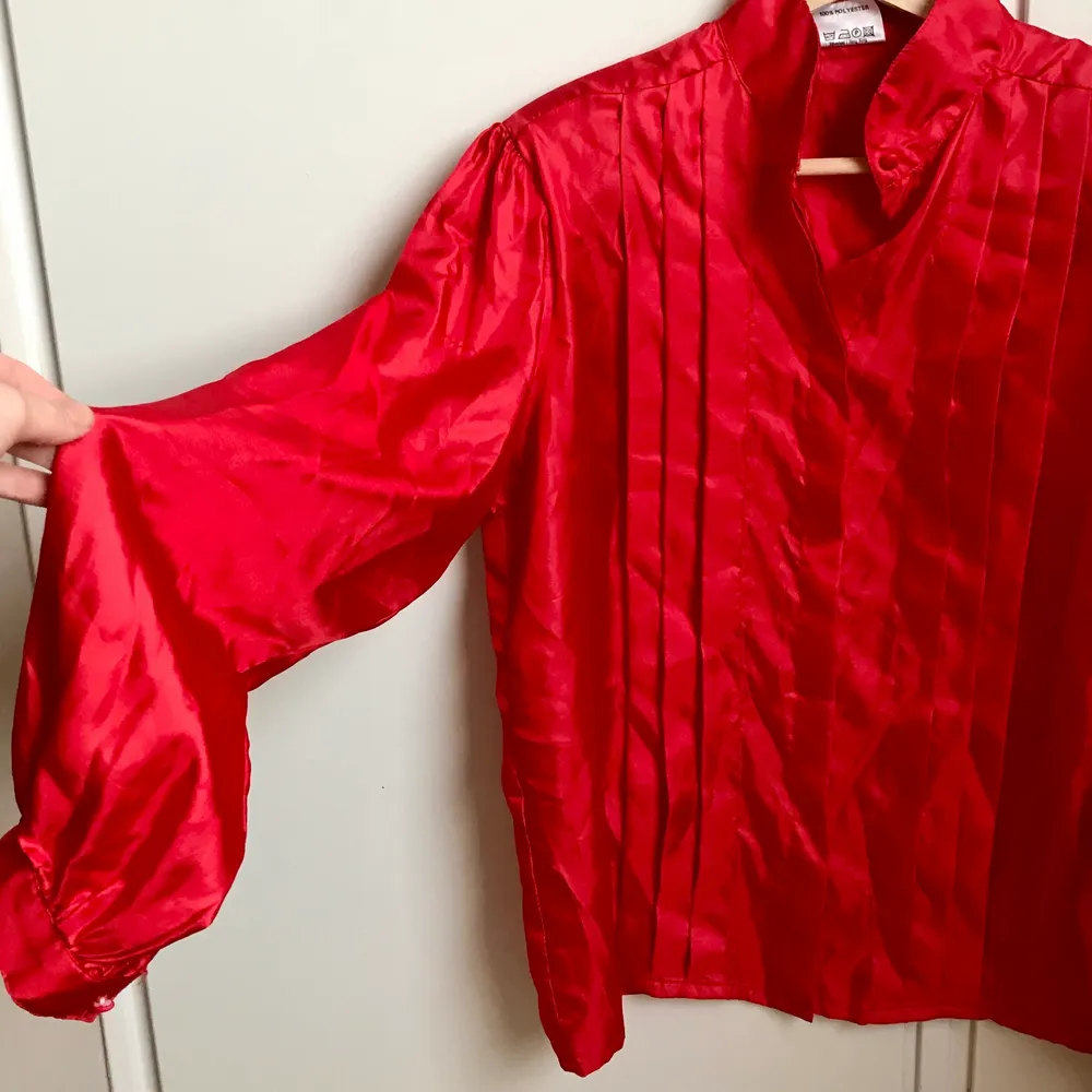 Röd sider skjorta med väck och axelvaddar.. Skjortor.