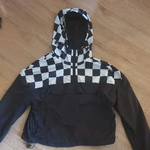 Rutig jacka från Urban Classics - Säljer den här jätte fina vind jackan från Urban Classics då den är för liten. Den är endast provad så alla lappar sitter kvar. Kan mötas upp i Falun eller skicka. Om leverans önskas står köparen för frakten❤     Skriv privat om du har övriga frågor!❤