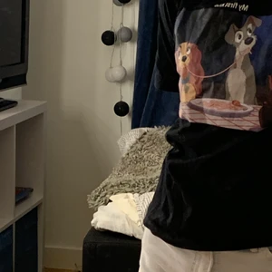 Svart lady och lufsen tröja.  - Svart t-shirt med tryck på bröstet på lady och lufsen som äter spagetti, det där även ovanför bilden ”my first kiss” jätte skönt material inga fläckar mm. Kontakta mig via frågor, mer bilder, intresserad mm.🤍