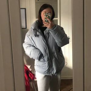 Vinterjacka  - En jätte varm och skön blå vinterjacka som är köpt här på plick men hela jackan är som ny, inga synliga skador! Säljer då det inte är min stil längre, köparen står för frakt❤️