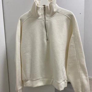 Lager 157 - Säljer denna superfina och varma tröjan från lager 157. Köpte i större storlek än min vanliga då jag ville att den skulle sitta löst. Så skulle säga att den passar allt från XS-XL då kan själv får välja hur man vill att den ska sitta på. As trendig och mysig. Har endast använt en gång. (Frakt beror på vilket paket plager får plats i) ❤️