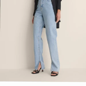 Jeans med slits - Säljer dessa snygga jeans med slits i sidan , använda 2 gånger 