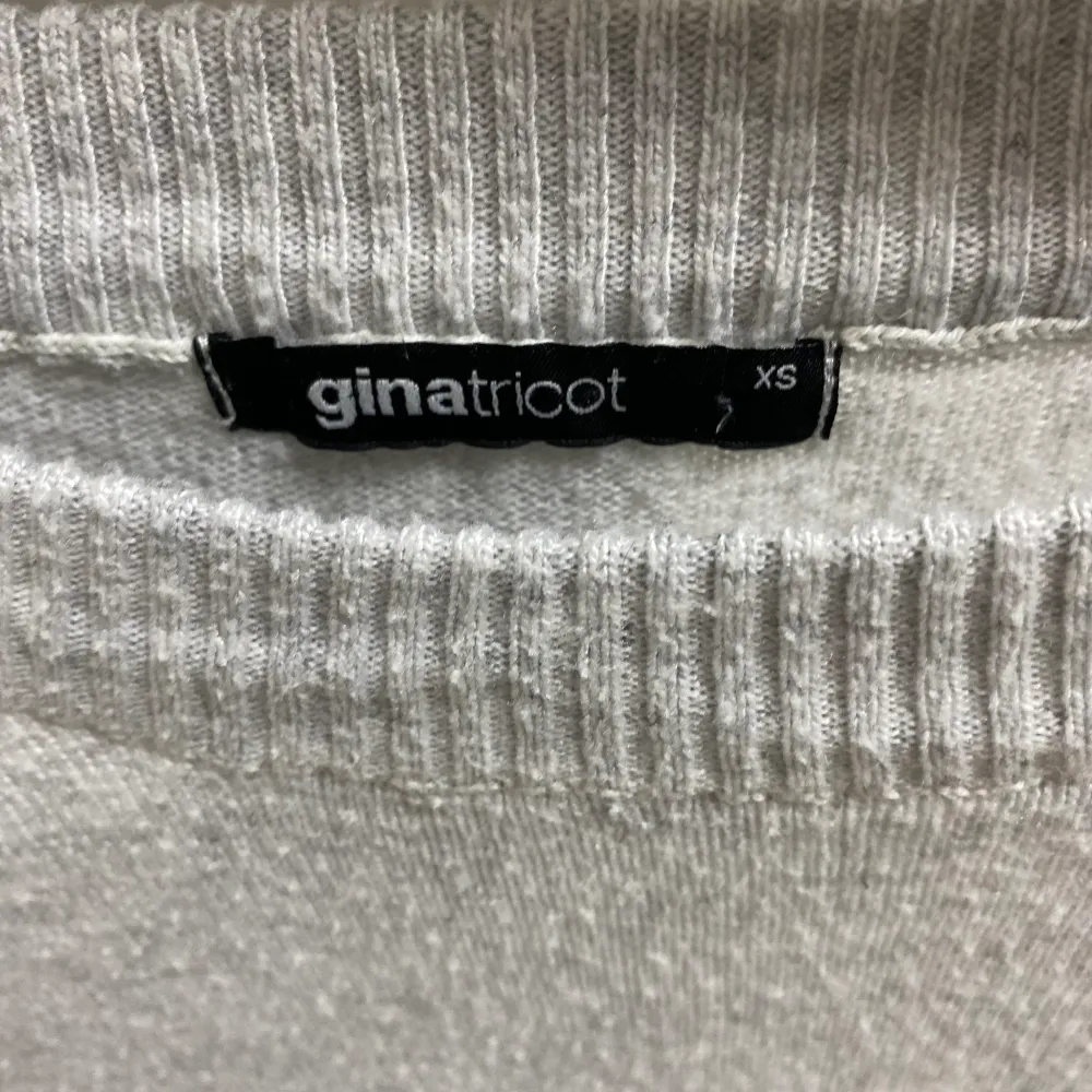 Säljer denna stickade tröja från Ginatricot. Köpt i xs men passar även S. Tröjan har en slits och är lite längre där bak. Frakt beror på vilket paket plager får plats i. 🥰🥰. Stickat.
