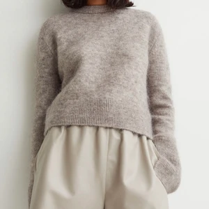 Stickad tröja - Stickad tröja i mohairmix! Från H&M, nypris 499:- , mitt pris 230+ frakt. Använd en gång!