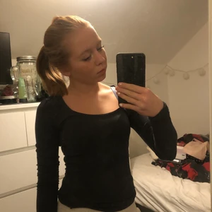 Grå tröja - Säljer min fina grå U-ringade tröja. Den sitter tajt men ändå bekvämt för kroppen. Bra skick