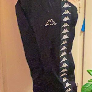 Kappa! 👖 - En jätte fin plagg! Kappa är märkeskläde! Storlek L! Har använt dem bara några gånger! Helt nya köpte den för bara 2 veckor sedan! Och gillar inte dem längre (inte min stil längre) #kappa BÅDE KILLAR OCJ TJEJER 