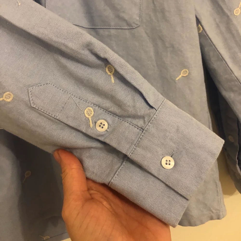 Så fin skjorta från Galeries Lafayette som tyvärr inte kommit till användning mycket alls. Nypris ca 800. I nyskick! Jättefina detaljer i ärm. Broderade små ”tennisrack”. Fin att styla till både jeans eller kostymbrallor 💙. Skjortor.