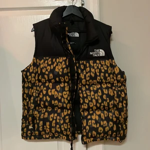 The North Face Väst 1996 Nuptse - Helt oanvänd!! Storlek L, köpt på Junkyard! Nyskick & skitsnygg